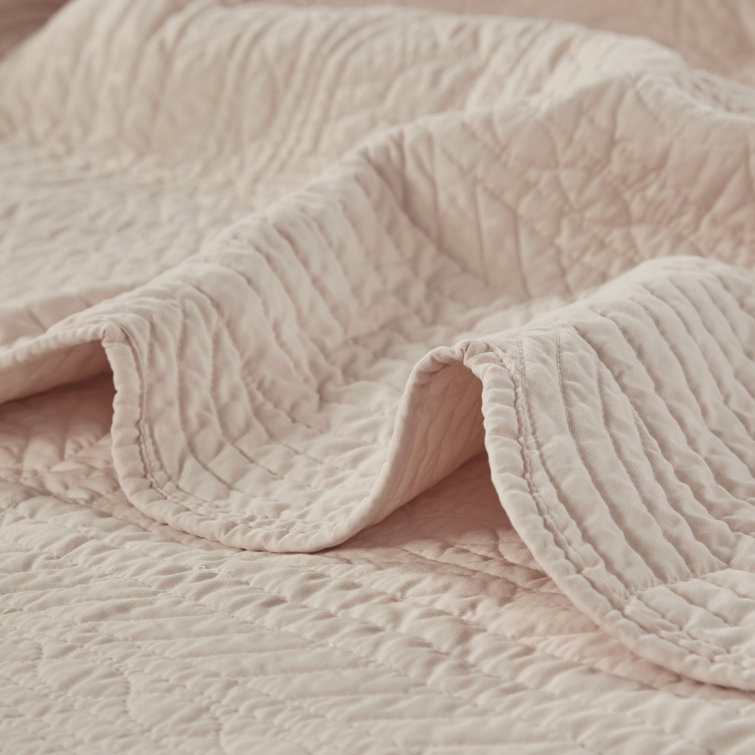 King Pink Reversible Microfiber Quilt Set with Scalloped Edges