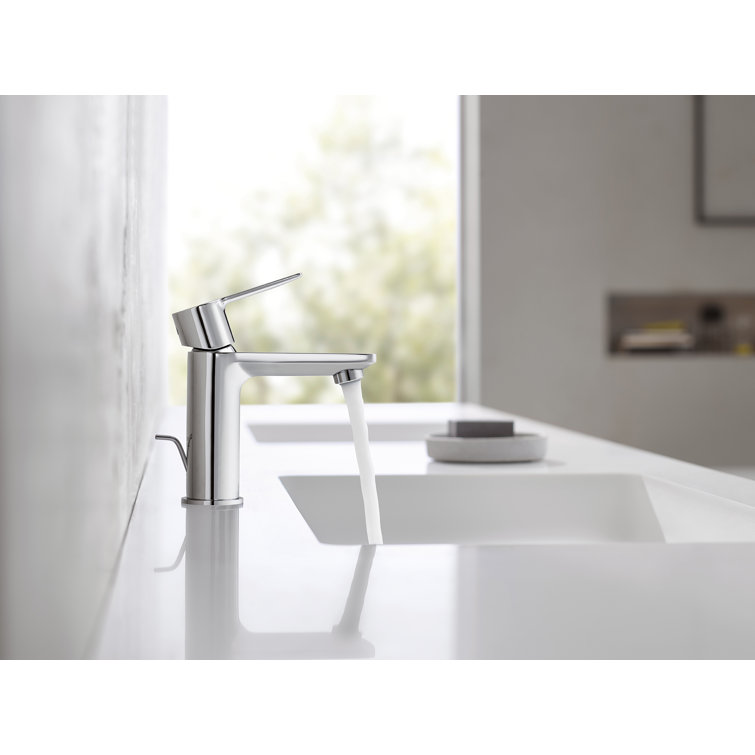 Chrome Single Hole Bathroom Faucet with Drain Assembly