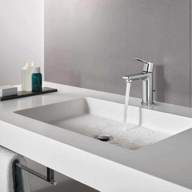 Chrome Single Hole Bathroom Faucet with Drain Assembly