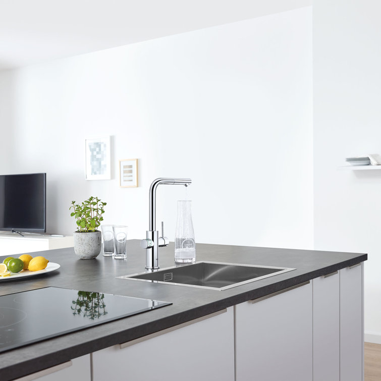 Starlight Chrome Single Handle Pull-Out Kitchen Faucet