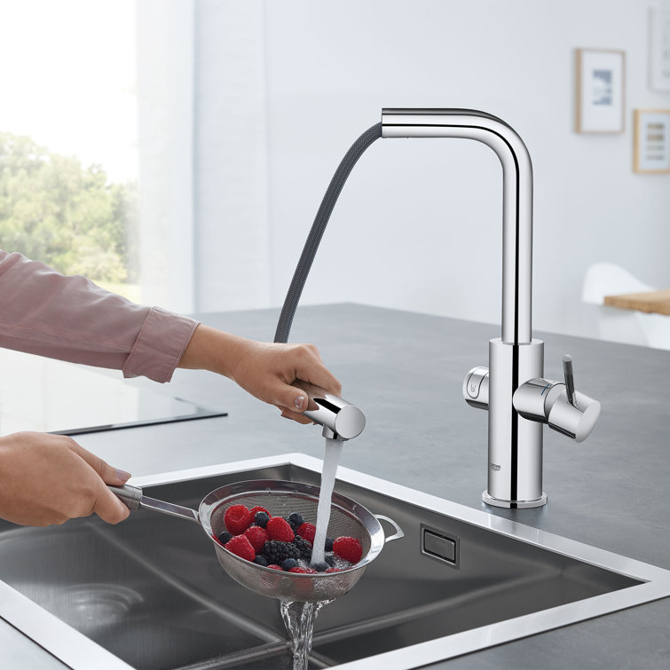 Starlight Chrome Single Handle Pull-Out Kitchen Faucet