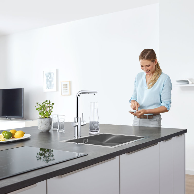 Starlight Chrome Single Handle Pull-Out Kitchen Faucet