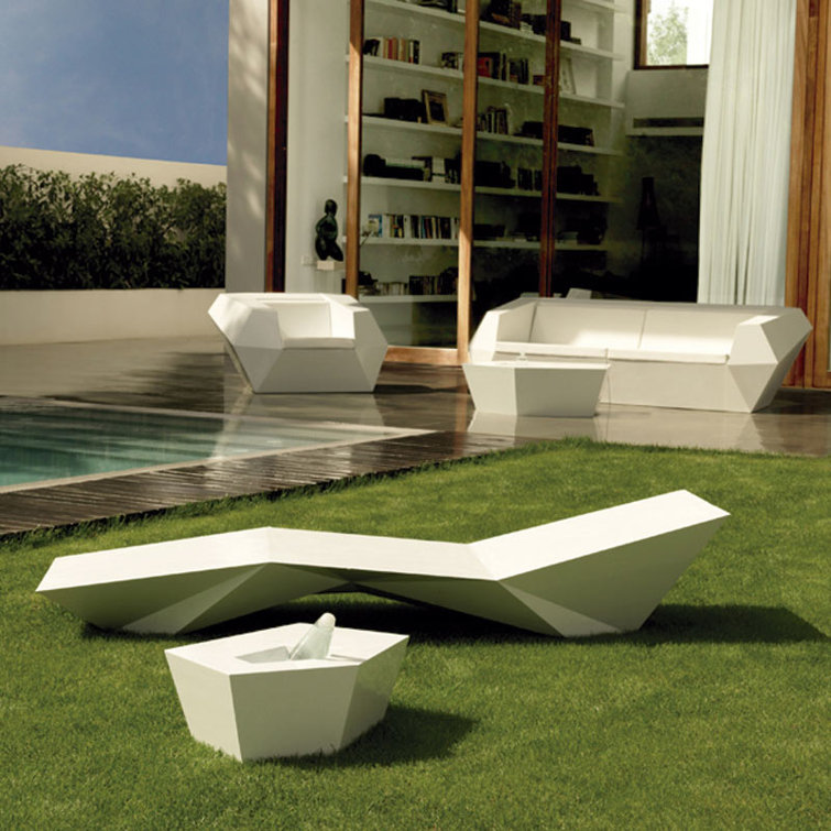 Black Geometric Indoor/Outdoor Plastic Coffee Table