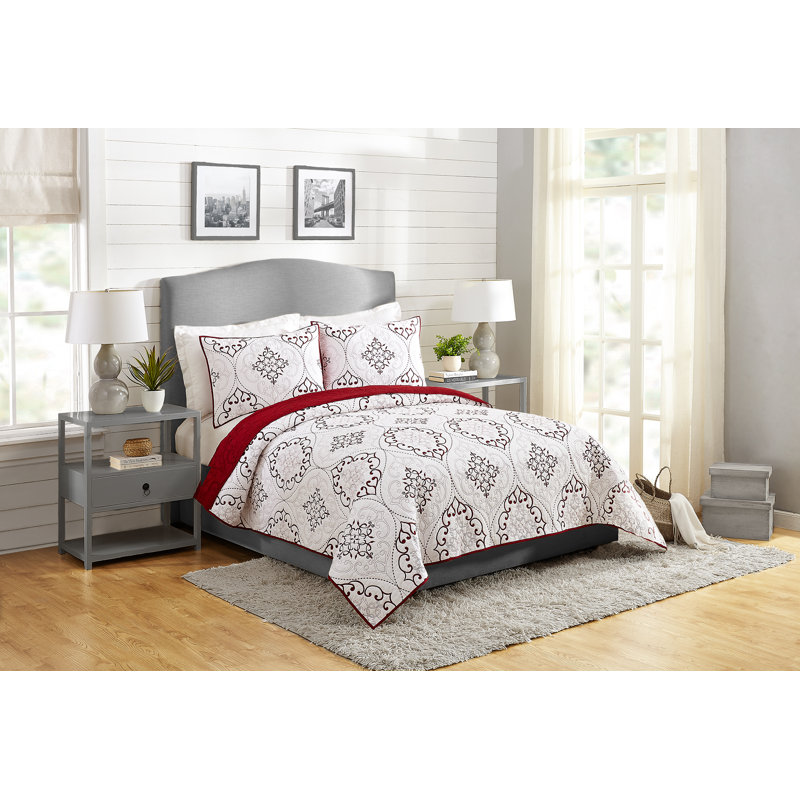 Full/Queen Red Cotton Reversible Floral Quilt Set