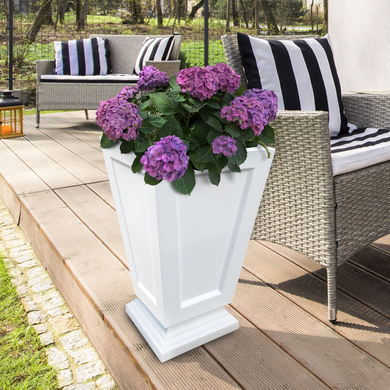 Aberdeen Elegance 25" White Polyethylene Outdoor Planter