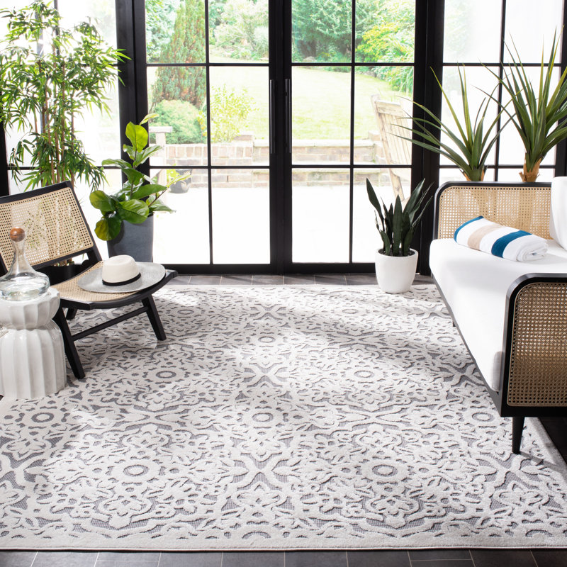 Ivory and Grey Floral Synthetic Indoor/Outdoor Area Rug 4'5" x 6'5"
