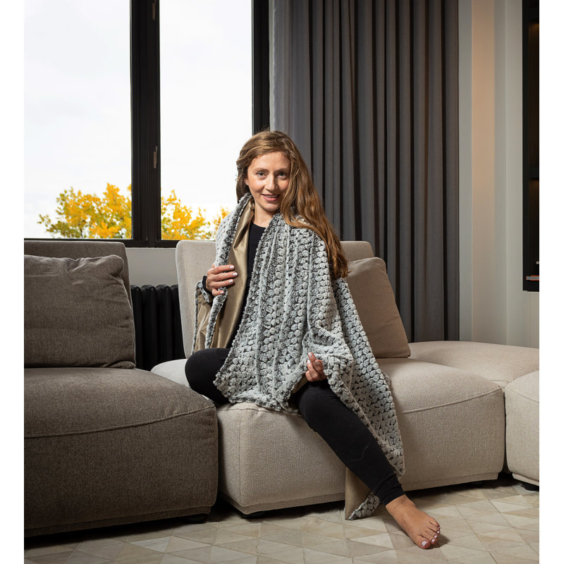 Luxe Chinchilla Faux Fur 50" x 60" Plush Throw Blanket