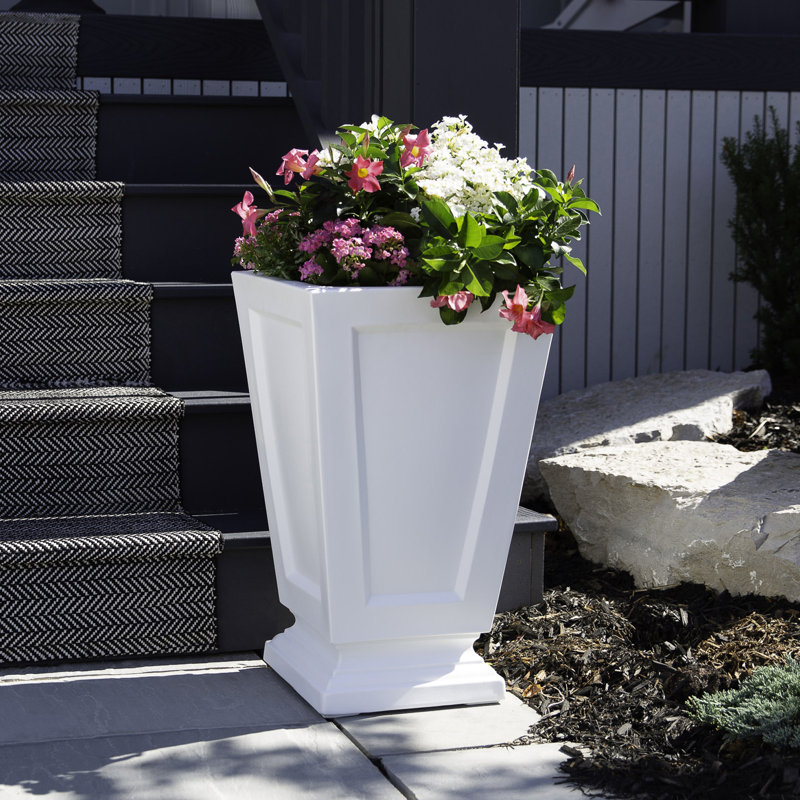 Aberdeen Elegance 25" White Polyethylene Outdoor Planter
