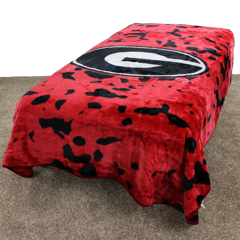 Georgia Bulldogs Twin-Size Cozy Knitted Throw Blanket, 86" x 63"