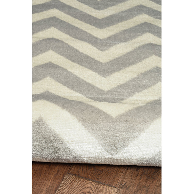 Chevron Elegance Off-White and Grey 8' x 10' Synthetic Rug