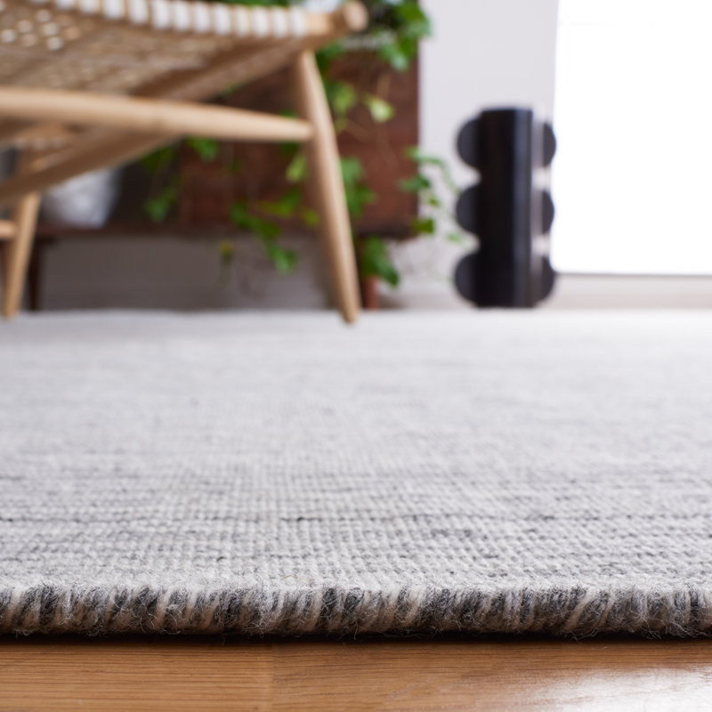 Nomadic Essence Gray Synthetic 4' x 6' Handwoven Flatweave Rug