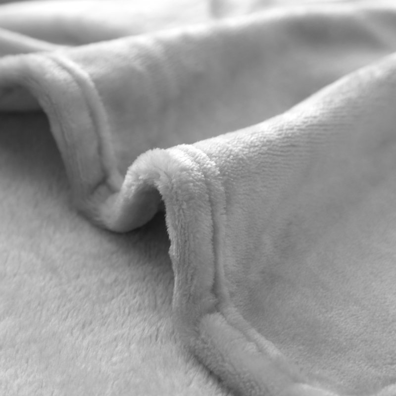Cozy King-Size 10'x10' Machine-Washable Fleece Blanket in Grey