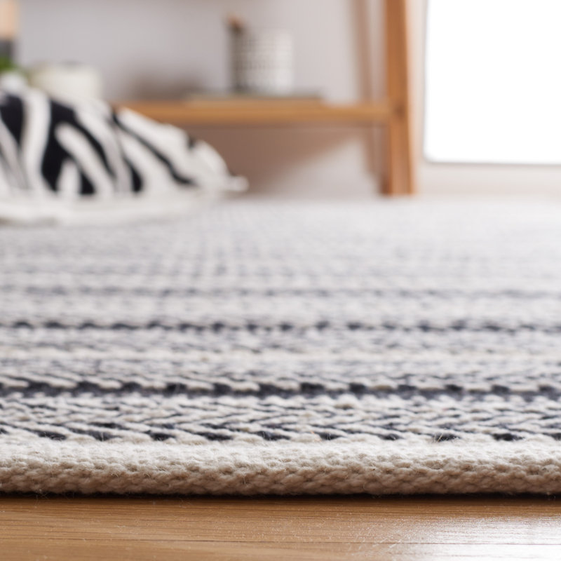 Coastal Montauk Black and Ivory Handwoven Wool-Cotton Rug 5' x 8'