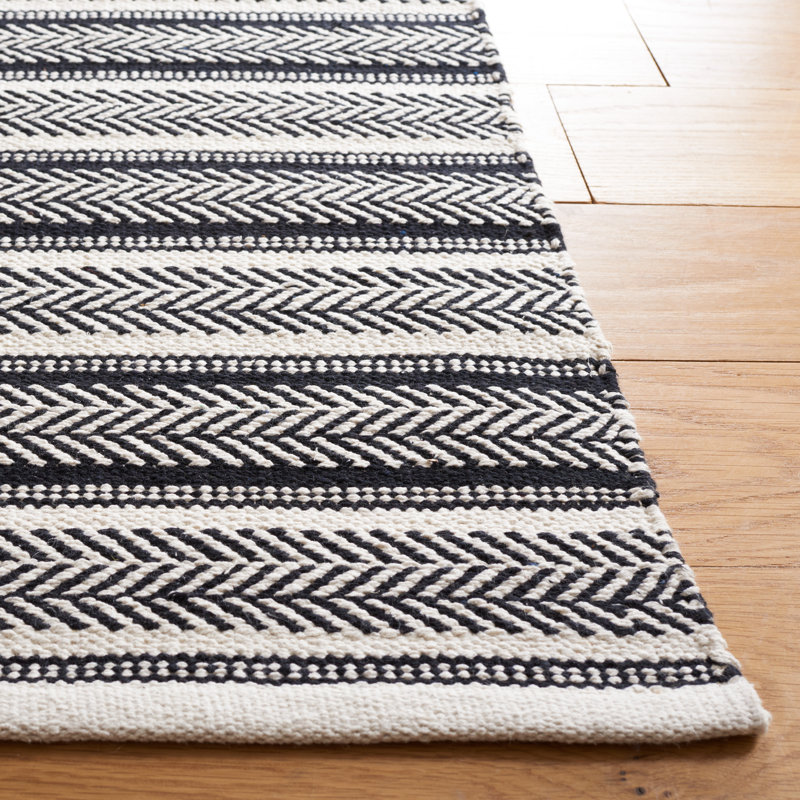 Coastal Montauk Black and Ivory Handwoven Wool-Cotton Rug 5' x 8'