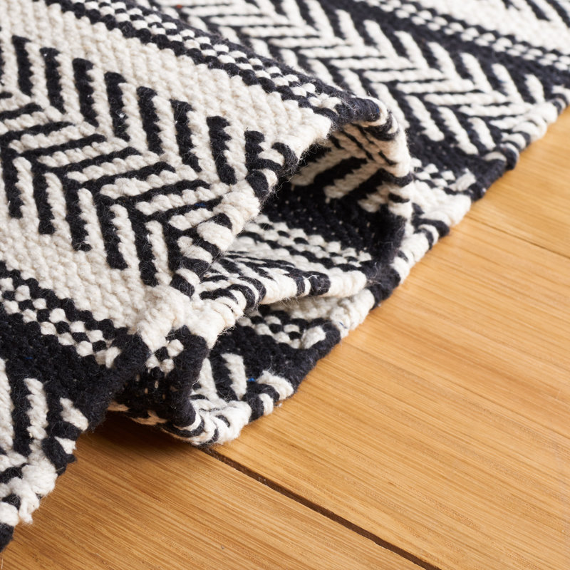 Coastal Montauk Black and Ivory Handwoven Wool-Cotton Rug 5' x 8'