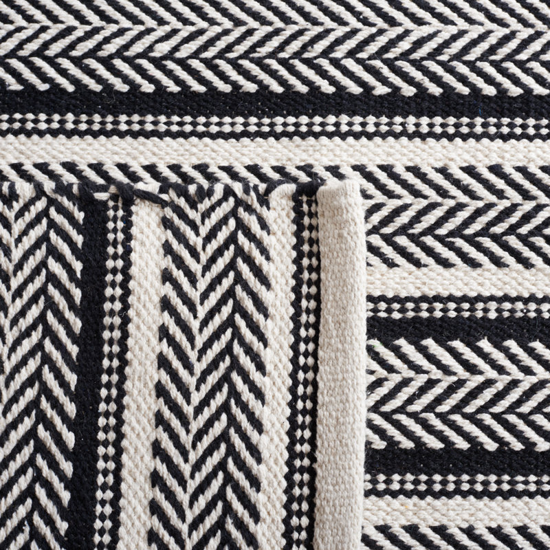 Coastal Montauk Black and Ivory Handwoven Wool-Cotton Rug 5' x 8'