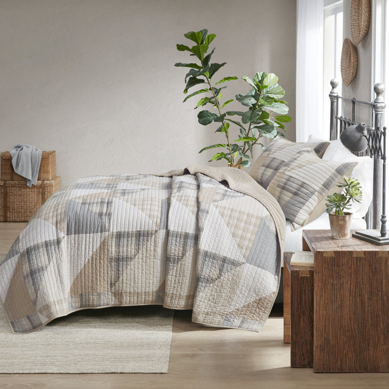 Cabin Charm Tan Full/Queen Cotton Quilt Set with Geometric Patterns
