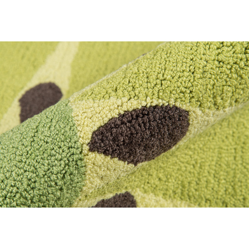Kiwi Slice 3' Round Hand-Hooked Synthetic Kitchen Mat in Lively Green