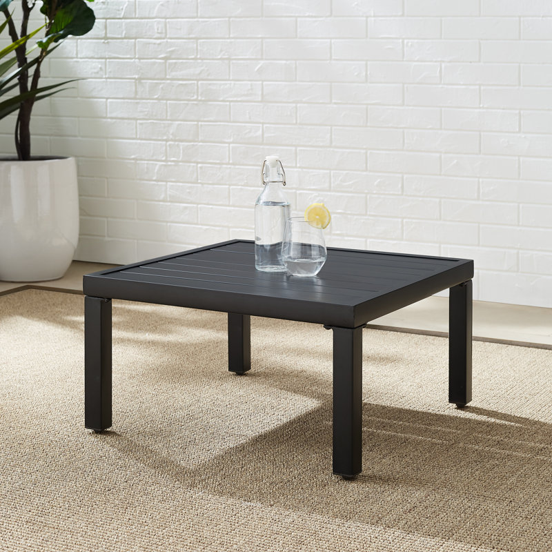 Table d'appoint en métal Mattalyn