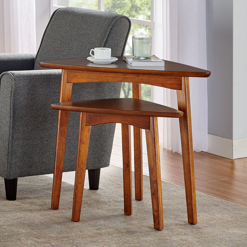Ensemble de 2 tables de bout gigognes Amarius, conception triangulaire moderne de style Mid-Century, tables d'appoint d'appoint peu encombrantes, finition châtaignier chaude, largeur de 24 po