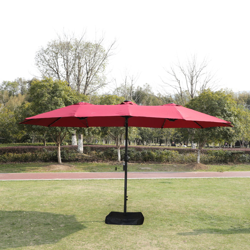 Grand parasol de patio extérieur double 15 x 9 pi - rouge avec base. Espace d'ombrage supplémentaire pour la cour arrière, la piscine. Protection contre les intempéries, structure en acier, manivelle pratique, conception d'évent dans le jardin, la cour arrière.