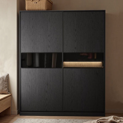 Garde-robe noire minimaliste