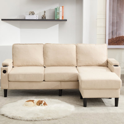 Salon avec rangement en beige. 3 options de port pour canapé modulaire et d'accoudoirs beige et détails profitables - pour port, porte-gobelets porte-revues