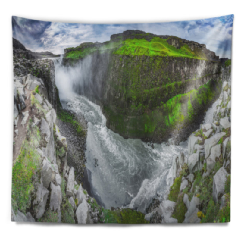 Montagnes vertes avec tapisserie cascade Landscape, H 32 po x l 39 po