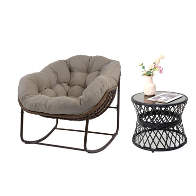Chaise berçante d'extérieur en rotin avec coussins et table basse en rotin Ladena