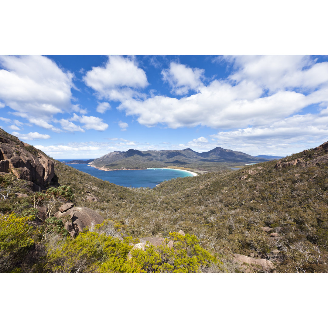 Wineglass Bay von Mikulas1 - Druck auf Leinwand ohne Rahmen