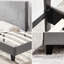 Lit tapissier grand, gris, avec support de lit en lattes de bois gris, offrant un confort optimal