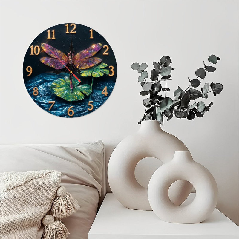 horloge de libellule iridescent nature aquatique