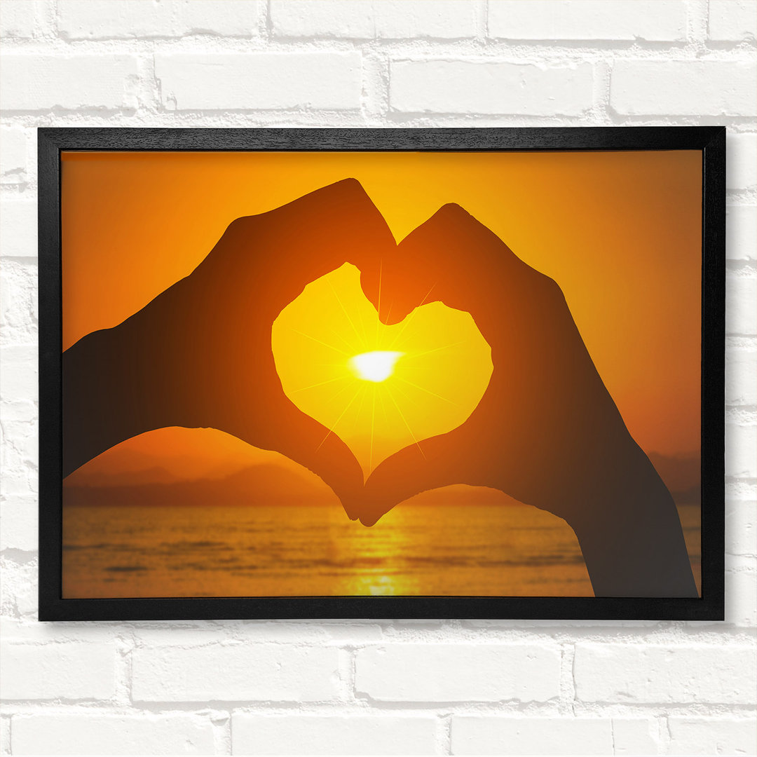 Love Heart Hands Sunset - Closed Corner Frame Kunstdrucke auf Holz