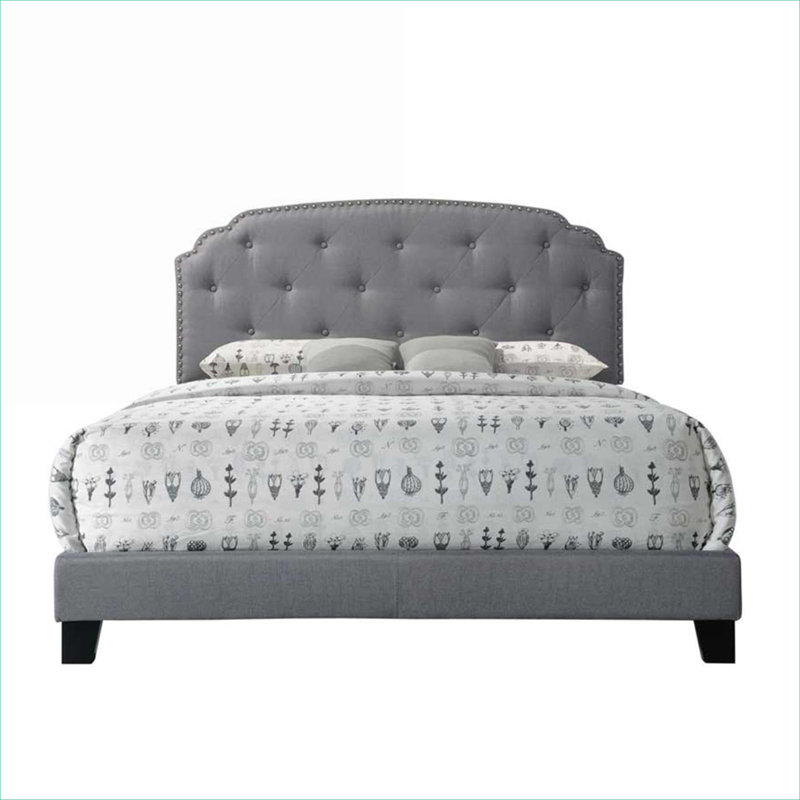 Grand cadre de lit tapissier en tissu gris doux pour chambre d'amis de style classique raffiné