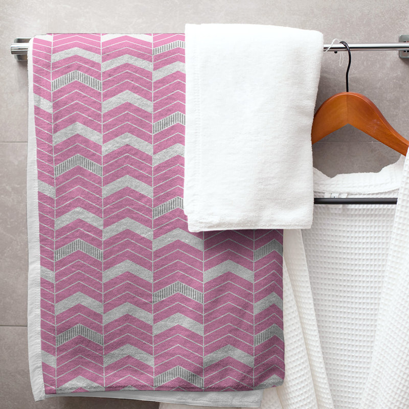 Serviette de bain à chevrons alignés Stephenie, Rose clair / argenté