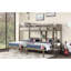 Lit simple simple transitionnel gris chaud, fabrication en bois massif, position réversible, table de chevet encastrée avec et puissance, barrières de sécurité pour une utilisation sécuritaire, lit compatible avec matelas, cadre, puissance