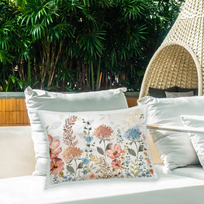 Coussin d'extérieur imprimé à motif de fleurs printanières par Nan