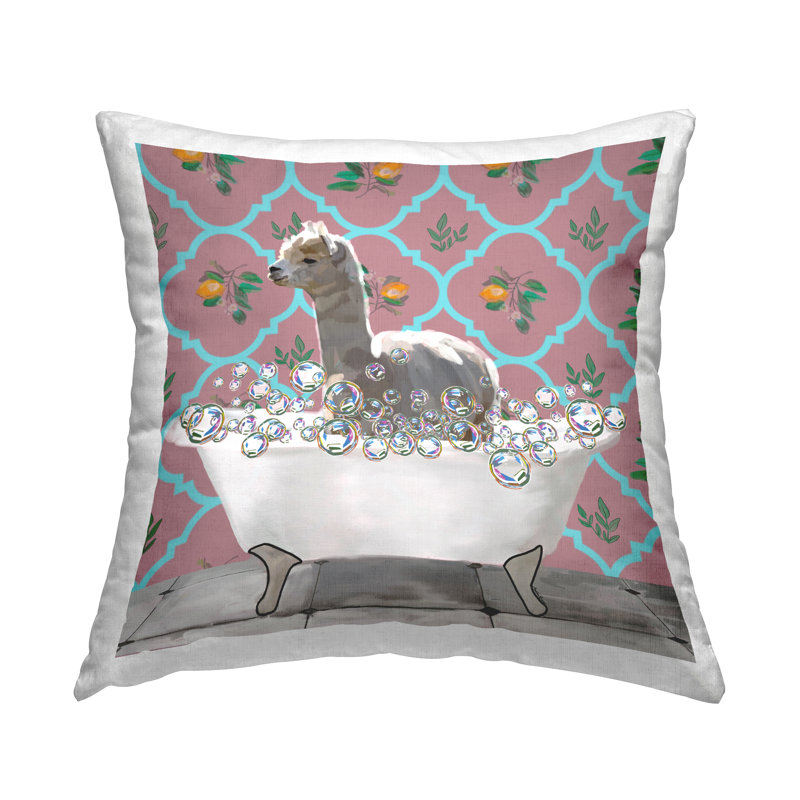 Coussin décoratif imprimé "Lama dans un bain moussant" par Amelia Noyes