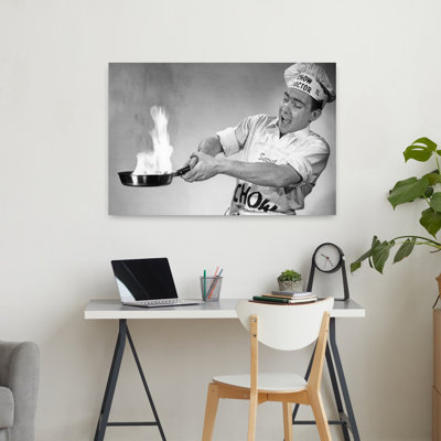 1950 s, homme frénétique, poêle à frire sur le feu portant un chapeau de chef et un tablier, art mural rétro classique rétro