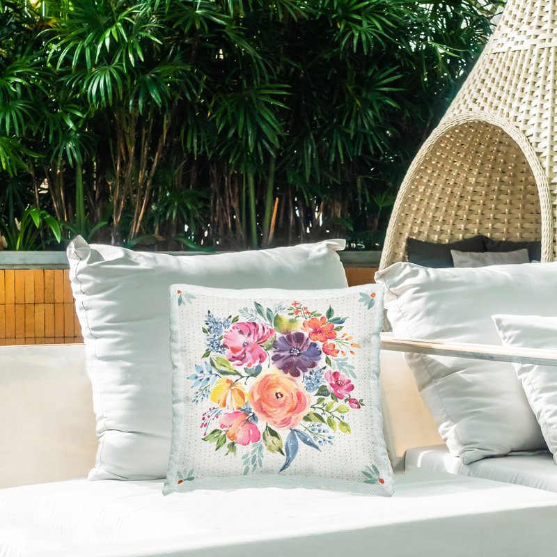 Coussin d'extérieur à imprimé floral romantique, design par Jenny Faw