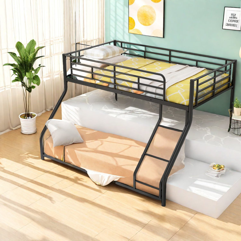 Lits en métal peu encombrants, très grand lit simple au-dessus d'un grand lit, conception moderne pour la maison