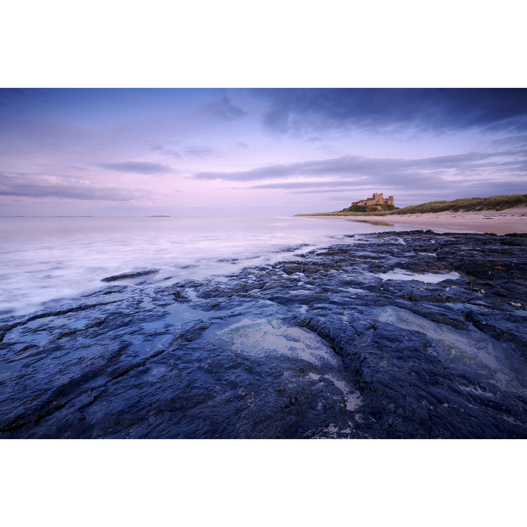 Bamburgh Castle bei Sonnenuntergang 182191719