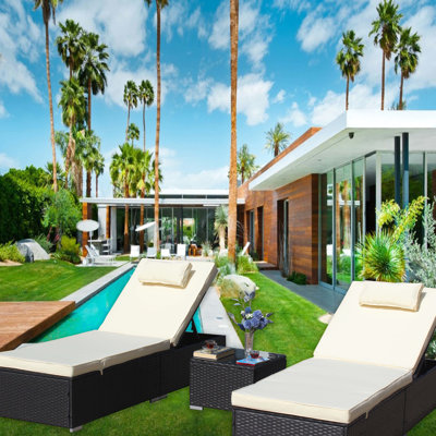 Collection de 3 chaises de patio: chaise longue, canapé rembourré avec coussin, table basse en verre. Dossier et pieds réglables. Pour les loisirs au bord de la piscine. Beige . Assemblage nécessaire au salon: jardin de piscine. Eau.