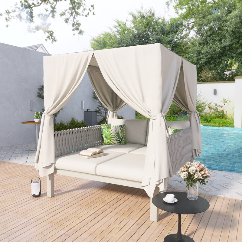Lit de terrasse pour l'extérieur avec rideaux de lit beiges, coussins et coussins gris, corde tissée, convient à de multiples cas de figure