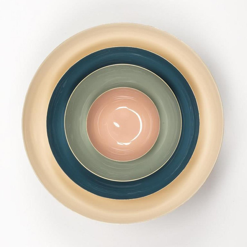 Intérieur vert sauge avec bol extérieur de couleur or