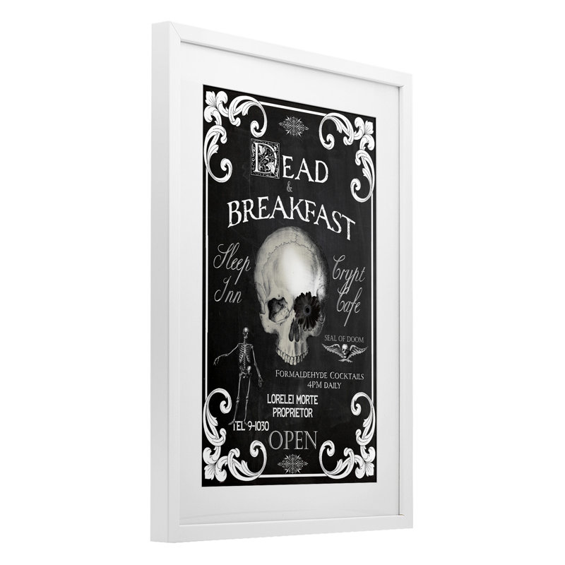 Impression morte sous le verre «Spooky Skull» par Sasha, H 20 po x l 14 po, Cadre blanc côtier