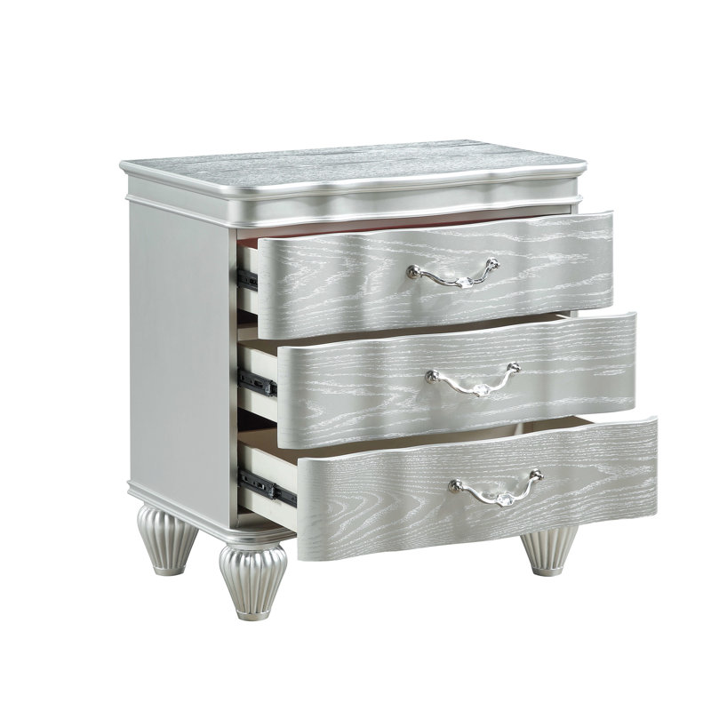 Table de chevet traditionnelle avec 3 tiroirs - Pièce élégante et pratique