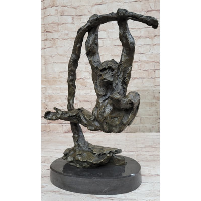 Sculpture en bronze «Playful Chimpanzee Swing on Bar» par C. Williams | Œuvre originale signée