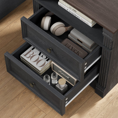 Table de chevet noire avec station de charge, table de chevet et table de bout en bois de ferme avec 2 tiroirs et design chic en pilastres en bois, armoire de rangement avec poignées en métal pour chambre à coucher