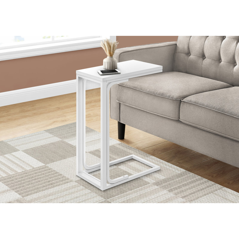 Élégante table de bout en forme de C avec un design peu encombrant
